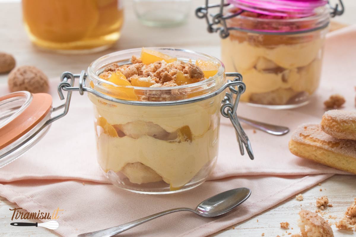 Tiramisù alle pesche sciroppate e amaretti